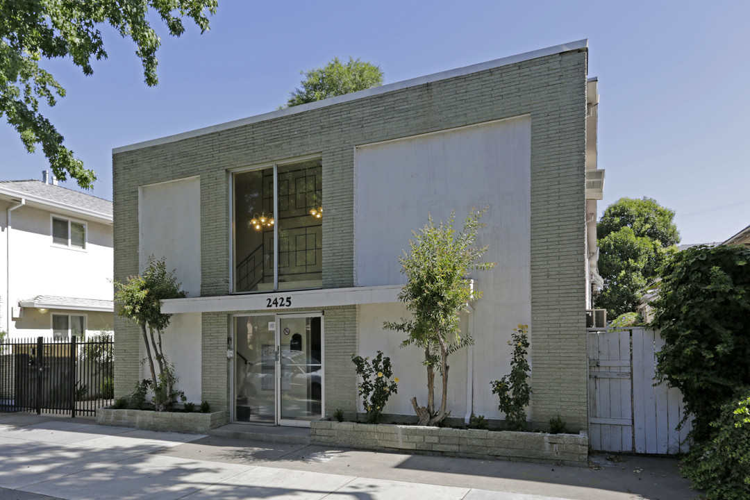 2425 Q St in Sacramento, CA - Building Photo