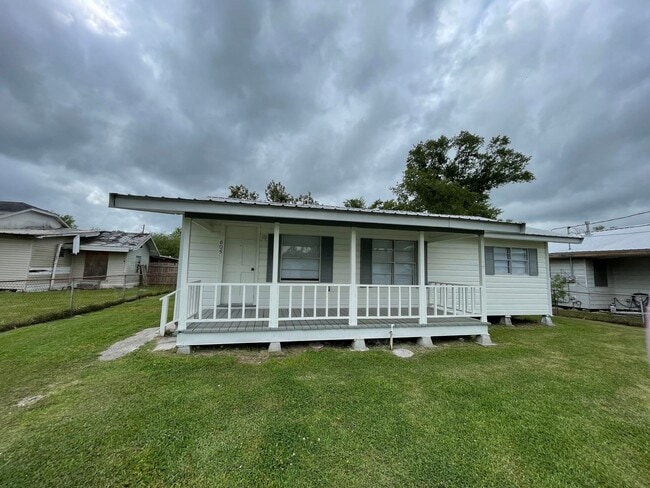 property at 605 N Irwin St