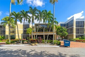 16100 Golf Club Rd in Weston, FL - Building Photo - Building Photo