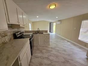 675 Tallow St in Onalaska, TX - Foto de edificio - Building Photo