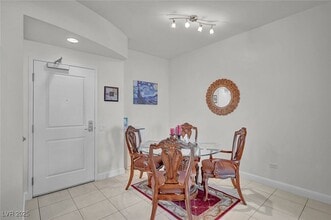200 W Sahara Ave in Las Vegas, NV - Building Photo - Building Photo