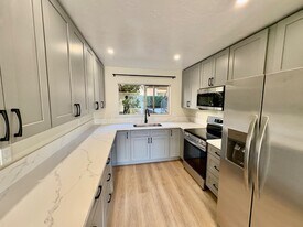 6816 Hyde Park Dr in San Diego, CA - Building Photo