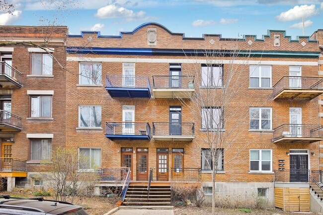 property at 930 Av. Davaar