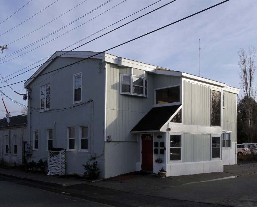 33 Halsey St in Newport, RI - Building Photo