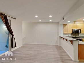 715 Modern Ice Dr in San Jose, CA - Foto de edificio - Building Photo