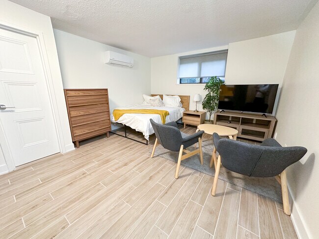 160 Dowling Ave in Toronto, ON - Building Photo - Building Photo