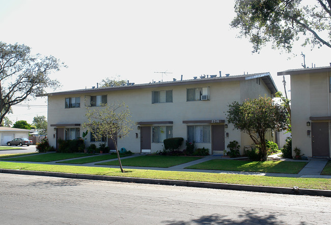 2701 S Rosewood Ave in Santa Ana, CA - Building Photo - Building Photo