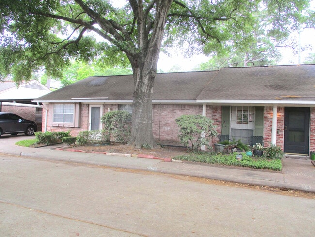 10122 Shadow Wood Dr in Houston, TX - Building Photo - Building Photo