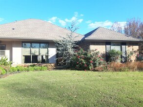 8000 Pleasant Oaks Dr in Edmond, OK - Building Photo - Building Photo