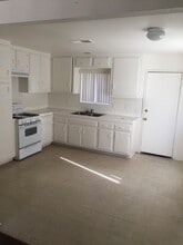 16465 Smoke Tree St in Hesperia, CA - Building Photo - Building Photo
