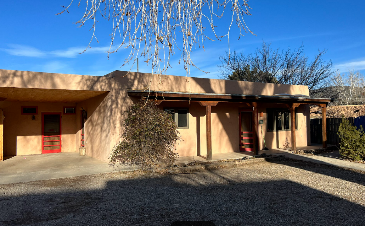 413 Valverde St in Taos, NM - Foto de edificio