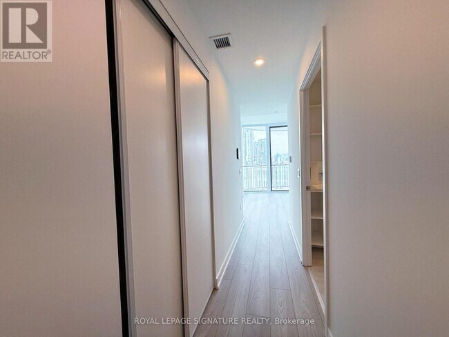 1 Fairview Rd E in Mississauga, ON - Building Photo - Building Photo