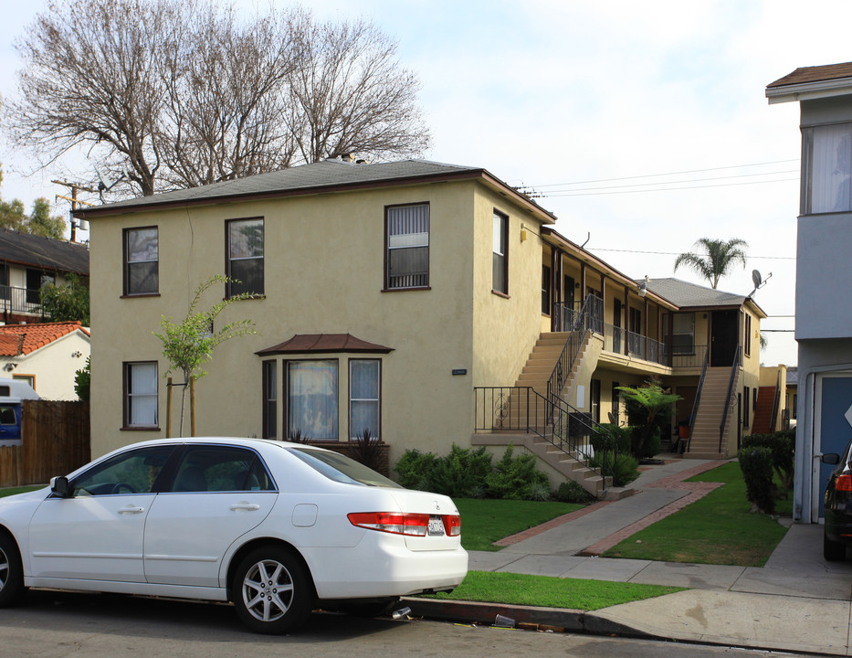 2360 Cedar Ave in Long Beach, CA - Foto de edificio