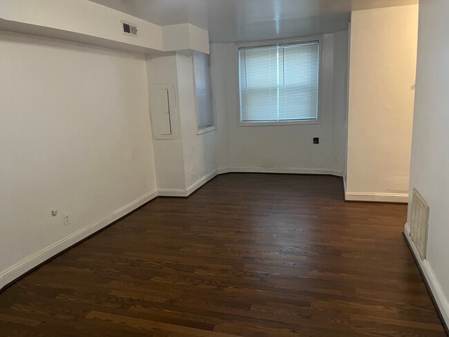 1006 F St NE, Unit # B in Washington, DC - Foto de edificio - Building Photo