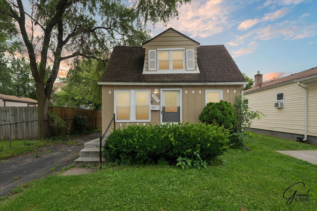 8440 Orchard Ave in Warren, MI - Building Photo