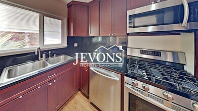 2130 Montvale Pl W in Seattle, WA - Building Photo - Building Photo
