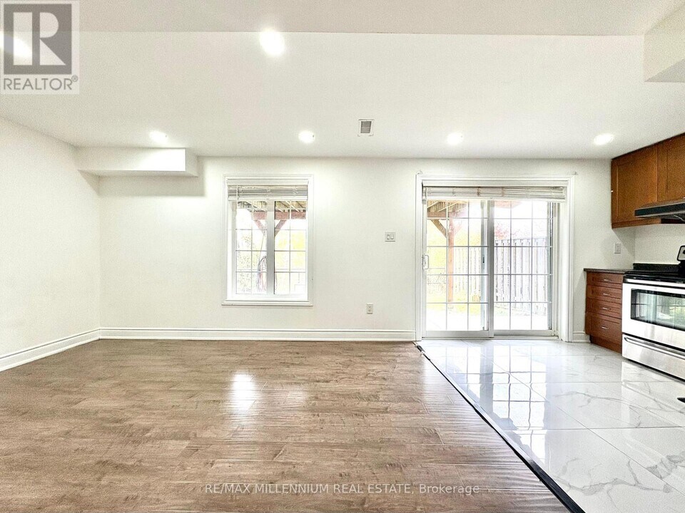 41 Stoneylake Ave in Brampton, ON - Building Photo