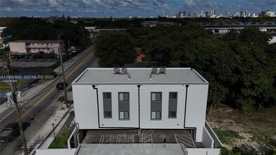 2782 NW 46th St in Miami, FL - Foto de edificio - Building Photo