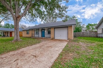 3615 Needville Ave in Needville, TX - Foto de edificio - Building Photo