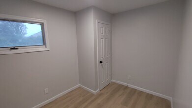 223 Ash St, Unit B in Tipton, IN - Foto de edificio - Building Photo