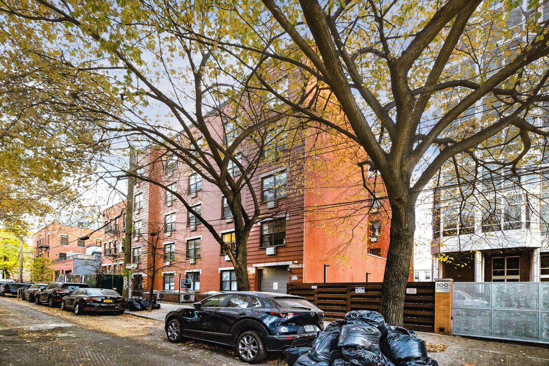 104 Luquer St in Brooklyn, NY - Building Photo