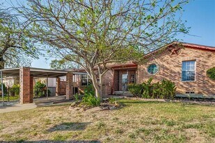 7911 Komalty Dr in Dallas, TX - Building Photo