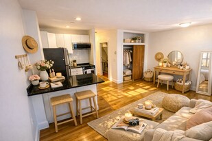 92 W Cedar St in Boston, MA - Building Photo