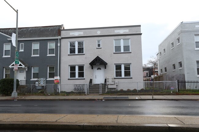 1717 W Virginia Ave NE