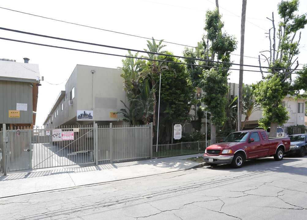 Villa Roma in Reseda, CA - Building Photo