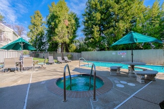 3 Months Free at Eastlake Apartments ! in Davis, CA - Foto de edificio - Building Photo