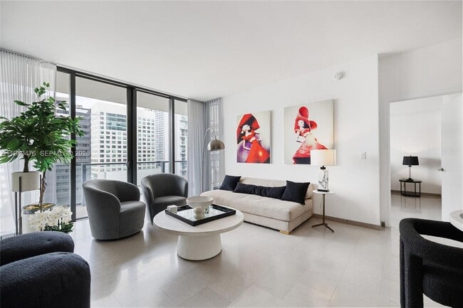 88 SW 7th St in Miami, FL - Foto de edificio - Building Photo