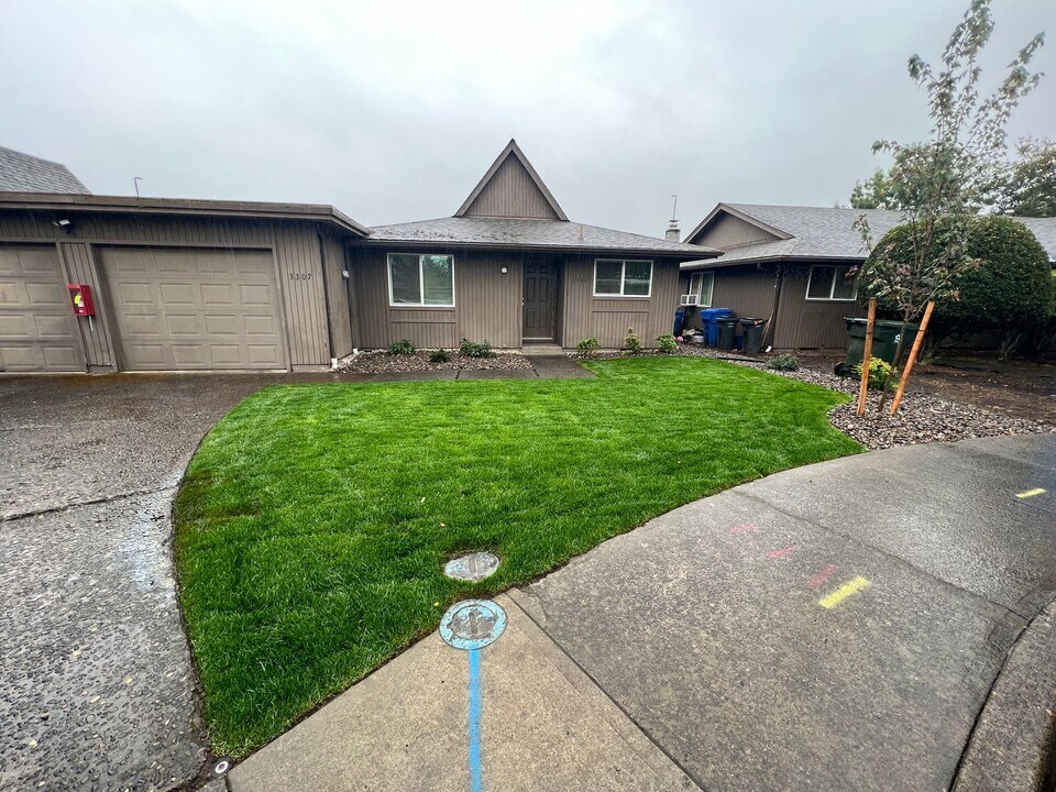 3303 Alberta Ave NE in Salem, OR - Building Photo