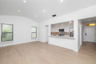 9940 Robbins Dr in Beverly Hills, CA - Foto de edificio - Interior Photo