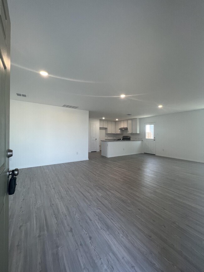 5479 Daphne Path in San Antonio, TX - Building Photo - Building Photo