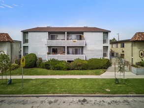 7025 Vassar Ave in Canoga Park, CA - Building Photo - Building Photo