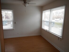 240 N Smith St, Unit A in Palatine, IL - Foto de edificio - Building Photo