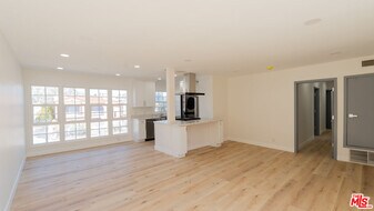 835 S Sherbourne Dr in Los Angeles, CA - Building Photo