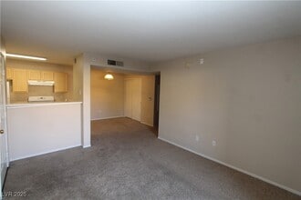 950 Seven Hills Dr, Unit 3017 in Henderson, NV - Building Photo - Building Photo