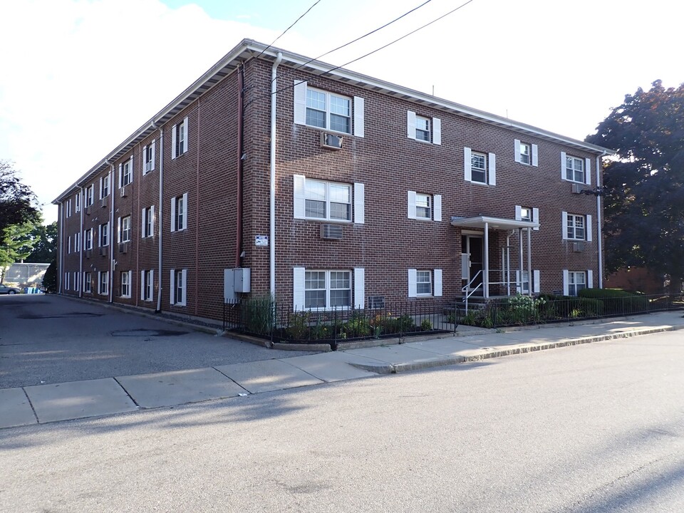 31 Pond St, Unit 5 in Waltham, MA - Foto de edificio