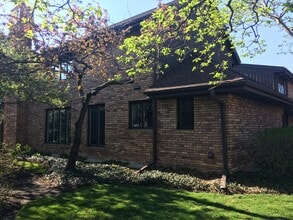 1872 Mission Hills Ln in Northbrook, IL - Foto de edificio - Building Photo