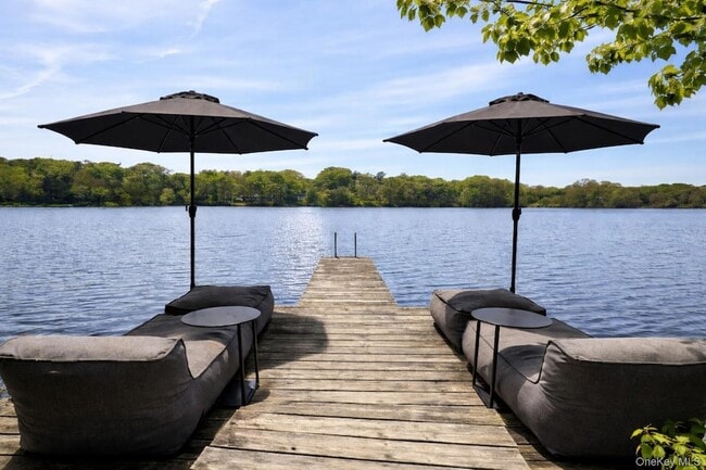 15 Lake View Ct in Southampton, NY - Building Photo - Building Photo