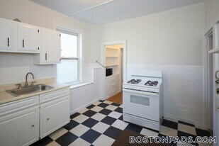 17 Pond St in Boston, MA - Building Photo