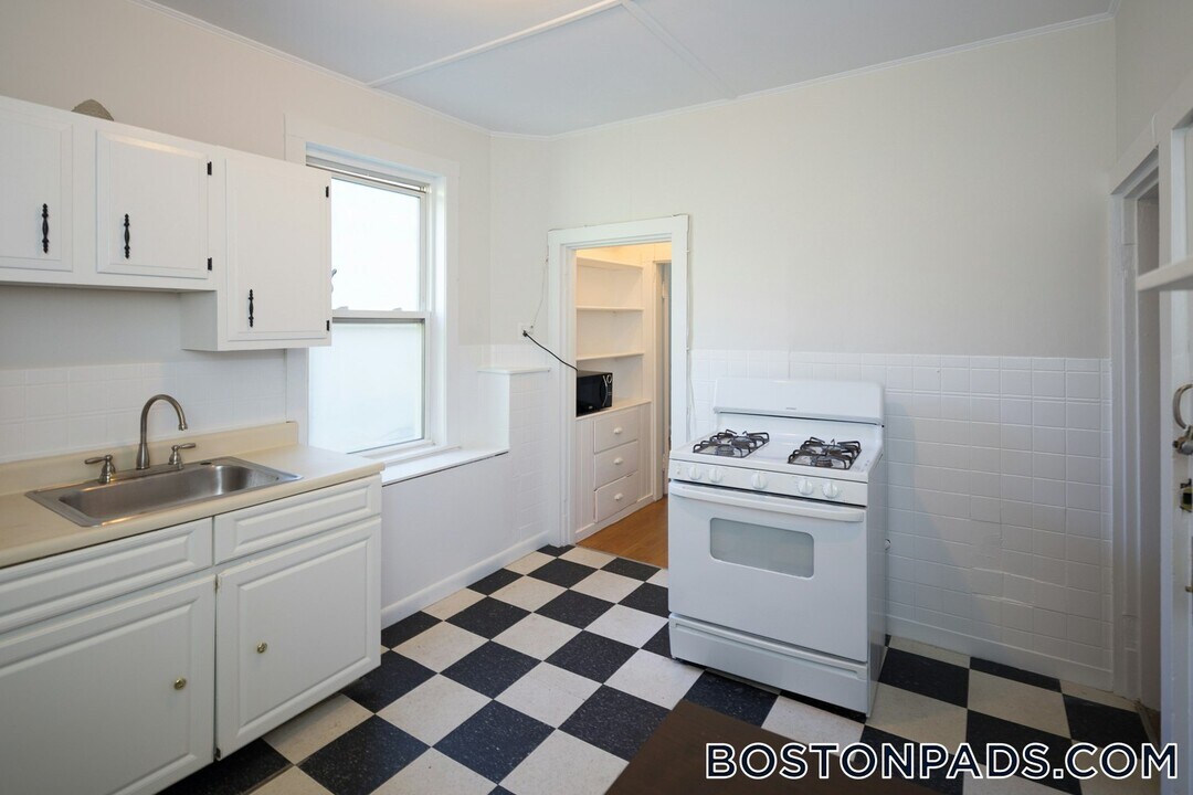 17 Pond St in Boston, MA - Building Photo