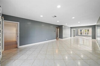 3812 N Circle Dr in Hollywood, FL - Building Photo - Building Photo