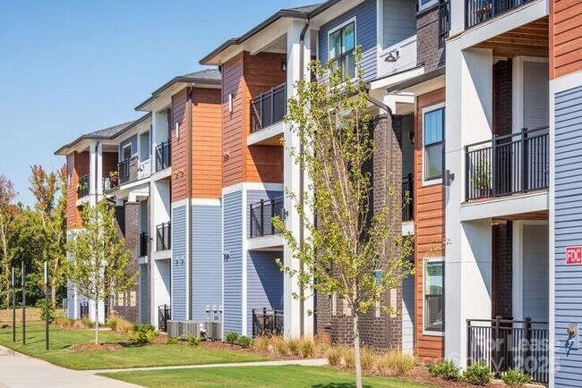 1035 Strensall Ln, Unit B1 in Charlotte, NC - Building Photo - Building Photo