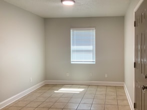 5094 J E L Dr in Long Beach, MS - Foto de edificio - Building Photo