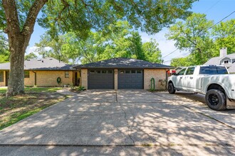 843 Fall Creek Dr in Huffman, TX - Building Photo - Building Photo