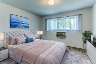 Sterling Troy Apartments in Sterling Heights, MI - Foto de edificio - Building Photo