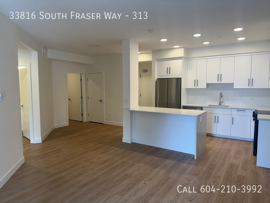 33816 South Fraser Way in Abbotsford, BC - Building Photo