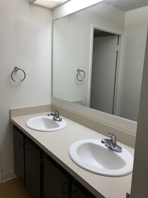 98-500 Koauka Loop, Unit 21E in Aiea, HI - Building Photo - Building Photo